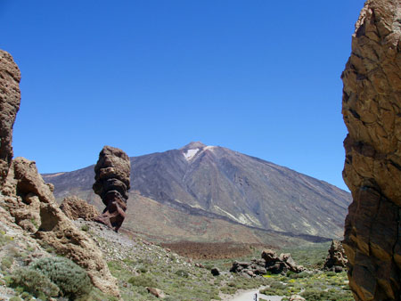 Die berühmten Los Roques und im Hintergrund der Vulkan El Teide